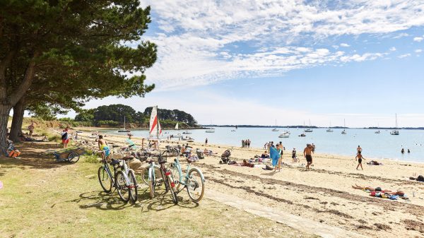  Der Strand von Brouël auf der Île d'Arz, ein friedlicher Ort, um das ruhige Wasser des Golfs von Morbihan zu genießen