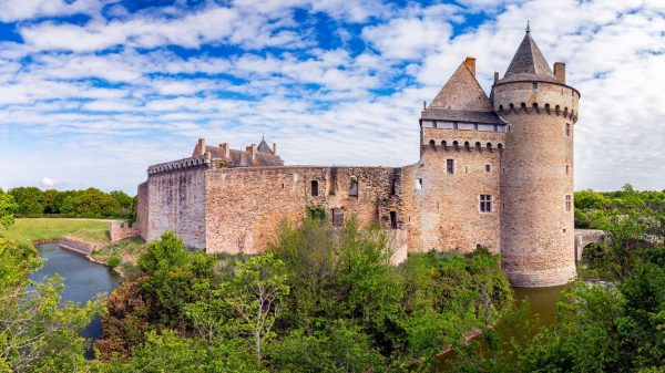 Panoramablick auf das Schloss Suscinio im Golf von Morbihan