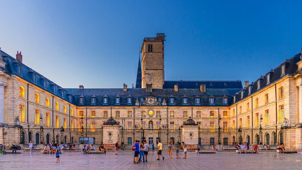  Place de la Libération met het Palais des Ducs