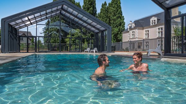 La verrière du bassin découvrable du camping