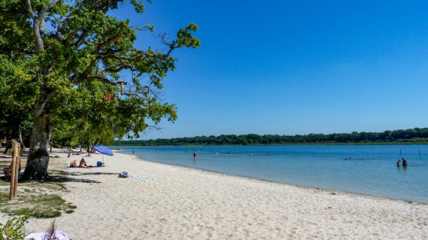 La plage de l'étang du Puits