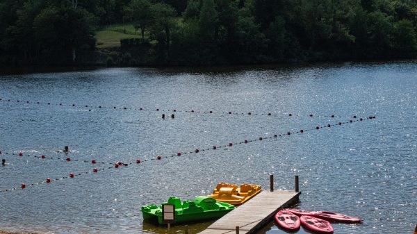 Baignade à Chatelus-Malvaleix, sur l'étang de la Roussille