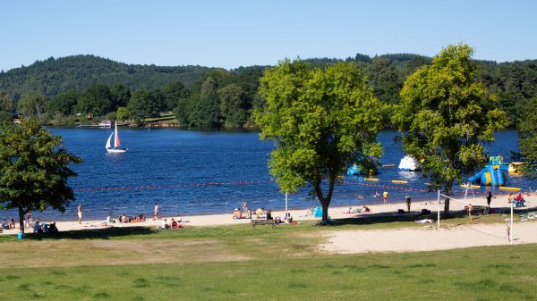 Baignade sur la plage de Vauveix