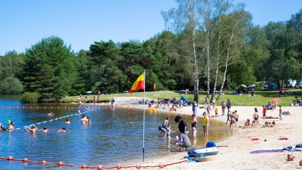 Plage de Broussas, sur le lac de Vassivière : détente en famille et guinguette