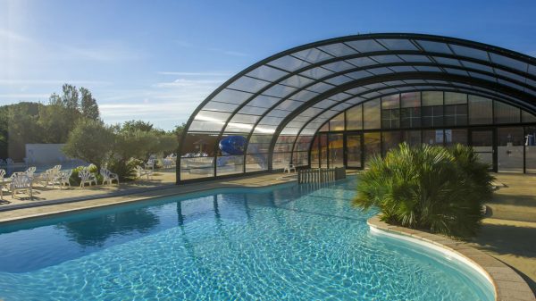 Het prachtige openluchtzwembad van de camping 