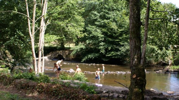 Rafraîchissez vous au pied du camping dans la Petite Creuse - mais sous la surveillance d'un adulte !