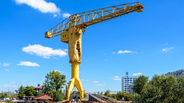 La grúa amarilla Titan en la isla de Nantes
