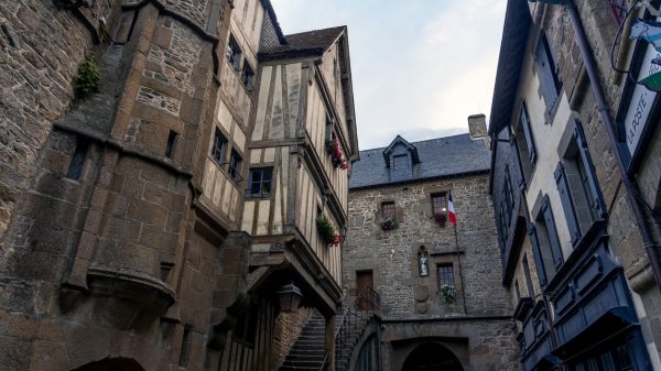 Straat in het versterkte dorp Mont Saint Michel