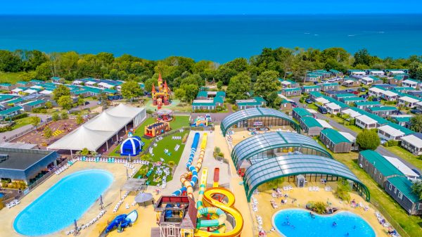 Luchtfoto van het waterpark en de camping aan zee 
