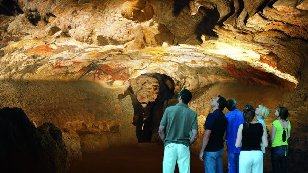 Admire the Lascaux II cave in Montignac