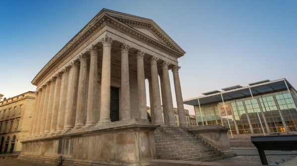 De Maison Carrée en het Musée d'Art Contemporain op de achtergrond 