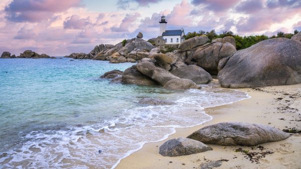 Der Leuchtturm von Pontusval, gelegen auf einer felsigen Landzunge im Norden des Finistère in der Bretagne
