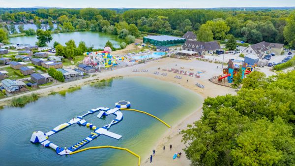 Der private See des Campingplatzes, zwischen Baden und aufblasbarem Parcours
