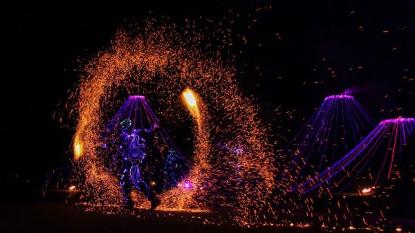 Spectacle pyrotechnique et lumineux