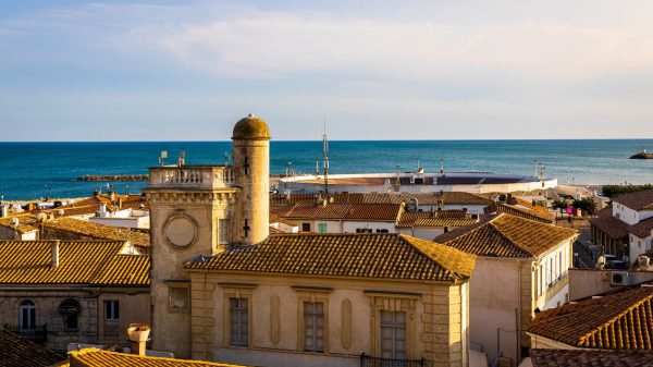 Coucher de soleil sur les toits aux Saintes-Maries-de-la-Mer