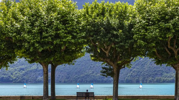 Sommerlicher Spaziergang in Aix mit Blick auf den See und die Berge