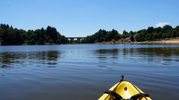 Le lac d'Arfeuille, et la plage à droite