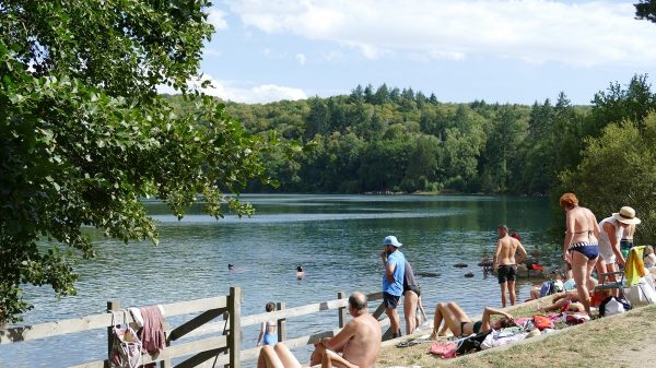 A refreshing break by the Gour de Tazenat