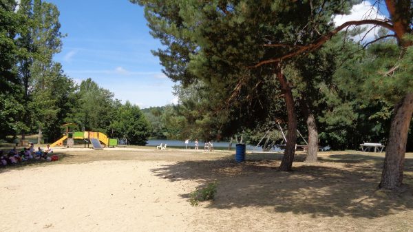 The Saint-Eloy-les-Mines lake, ideal for families