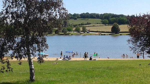 The Prade lake in Servant: relaxation and peaceful swimming