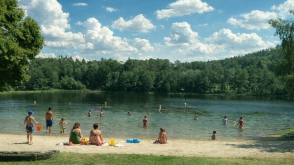 Journée d'été au bord du lac de Sussac