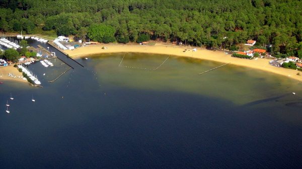 Der Strand von La Gemeyre am Ufer der Gironde des Sees von Cazaux-Sanguinet