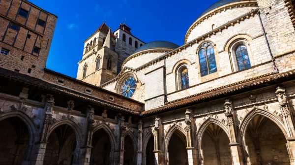 Le cloître de l'Eglise Saint Etienne et ses impressionnantes coupoles 