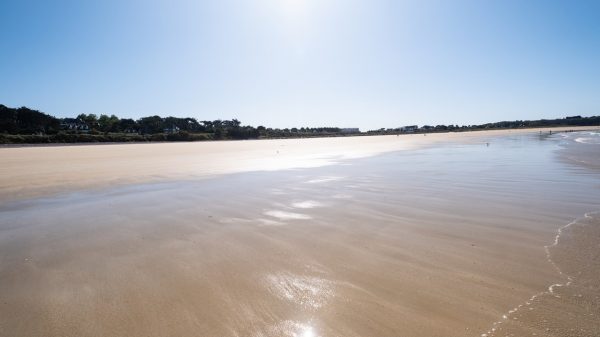 Großer Sandstrand in Sables-d’Or-les-Pins, in der Nähe von Fréhel