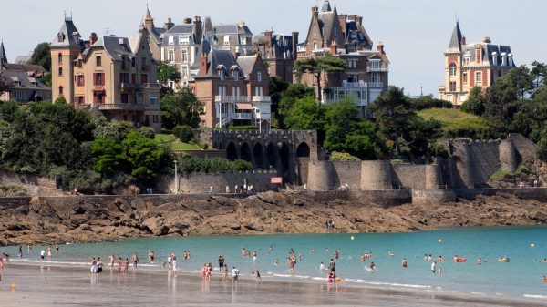 Der große Strand von Dinard, am Fuße der prächtigen Villen