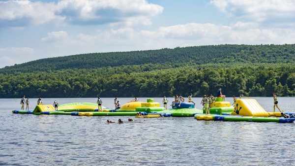 De opblaasbare waterspeeltoestellen Wi Splash van het meer van Vieilles-Forges 