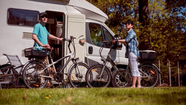 Couple en vélo au camping