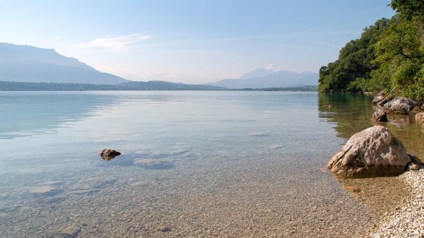 Plage sauvage au lac du Bourget, devant la grotte de Lamartine