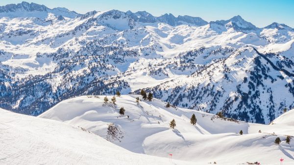 Chaîne de montagnes dans les domaines skiables de Baqueira