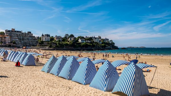  L'Écluse beach in Dinard, at the foot of Belle Époque villas