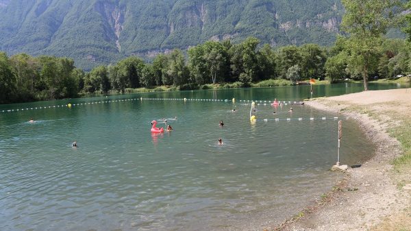 Baignade dans le plan d'eau naturel de Grésy-sur-Isère