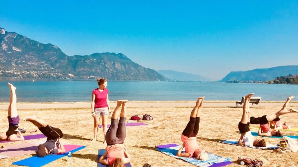 Cours de yoga sur la plage des Mottets