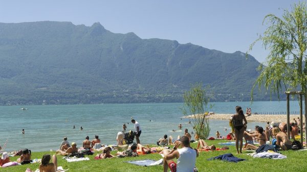 Baignade sur la plage du Lido, à Tresserve