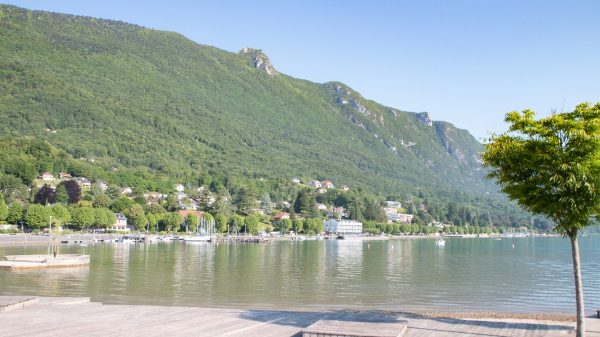 Le solarium de la plage municipale du Bourget-du-Lac
