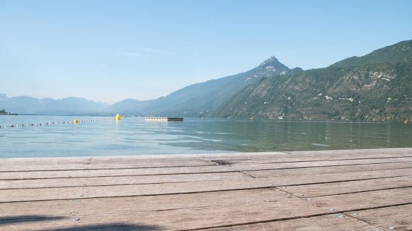 Ponton d'accès à l'eau sur la plage de Brison-les-Innocents
