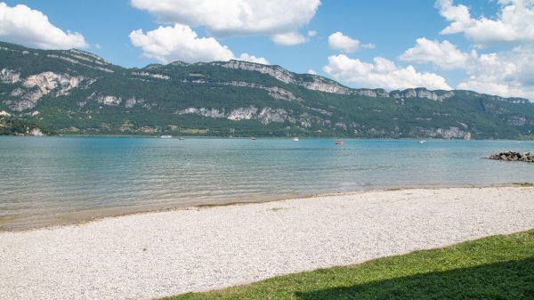 Plage de Conjux, idéale pour une journée de détente en famille