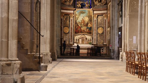 Prachtig interieur van de kathedraal Saint Jean 