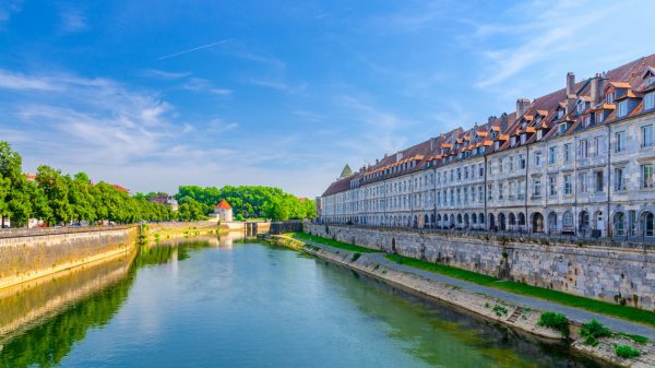 Wandeling langs de oevers van de Doubs op de Quai Vauban in Besançon 
