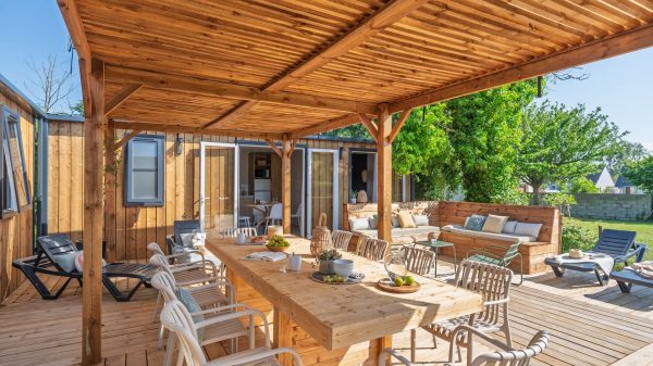 la grande terrasse partagée du cottage Friends au camping Mont-Saint-Michel