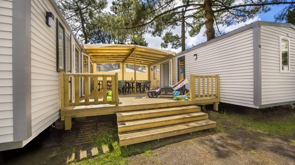 Une terrasse réunit les 2 mobil-homes de l'hébergement