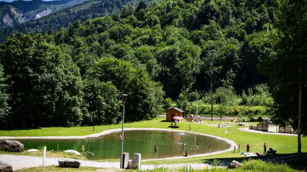 Détente et baignade au plan d'eau de Saint-Colomban