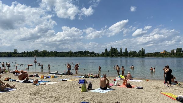Baignade au soleil sur les bords du lac Achard