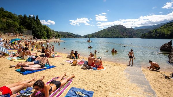 Baignade dans le lac de Villefort