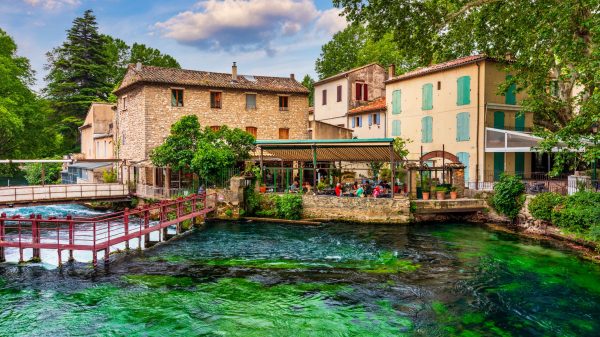 Fontaine de Vaucluse village avec de charmants bords de rivière