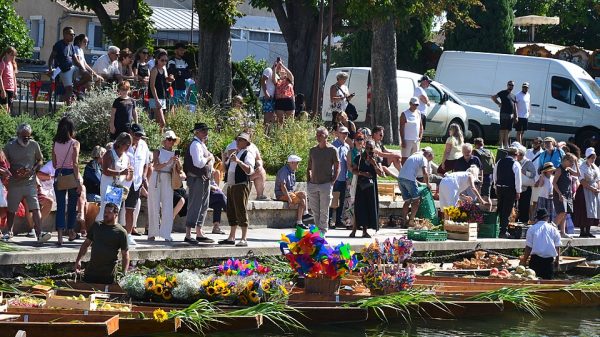 Le marché flottant de l'été à L'Isle-sur-la-Sorgue