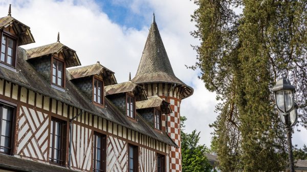 Facade of the Hôtel de la Potinière du Lac in Bagnoles-de-l'Orne